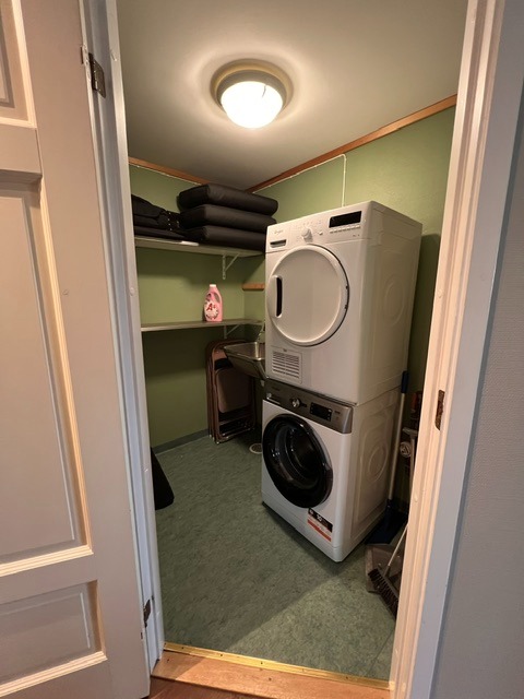Vaskerom med vaskemaskin og tørketrommel.
